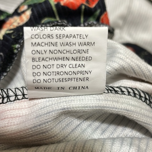 Women's Floral Bibbed Overalls. Very Cool And Good Condition. Size 2 X. - Picture 14 of 14